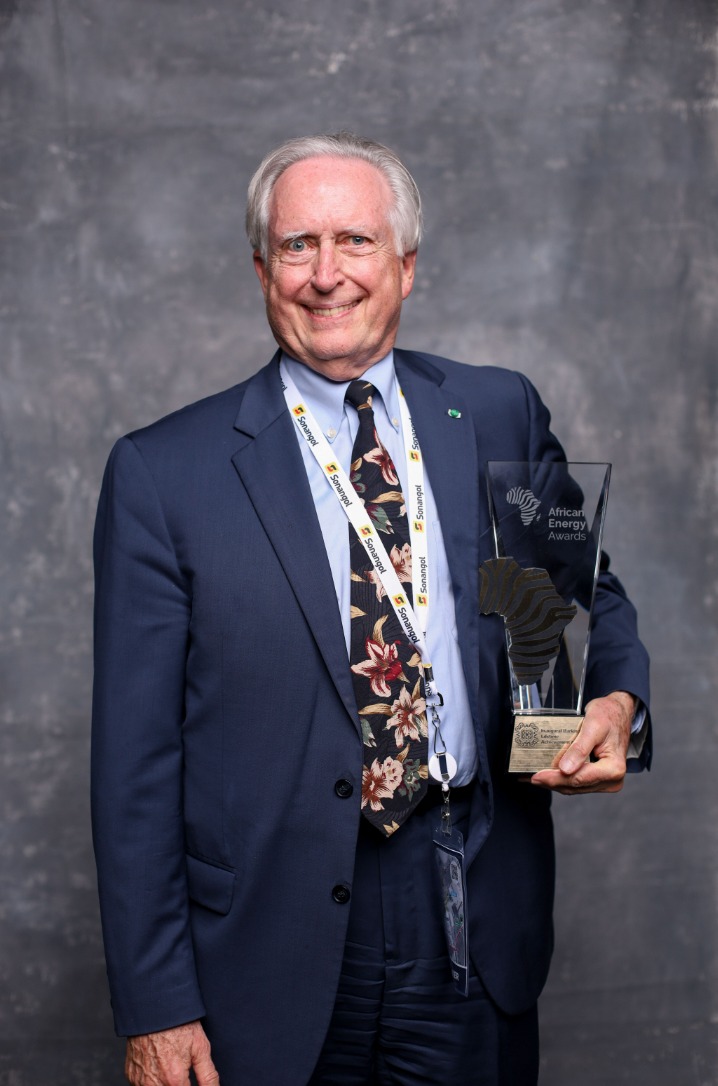 Rogers Beall, président exécutif d'Africa Fortesa Corporation, remporte le prix d'excellence pour l'ensemble de sa carrière lors de la Semaine africaine de l'énergie 2022