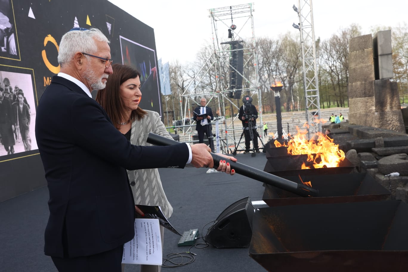 l’entrepreneur et philanthrope Haim Taib allume un flambeau commémoratif à Auschwitz 