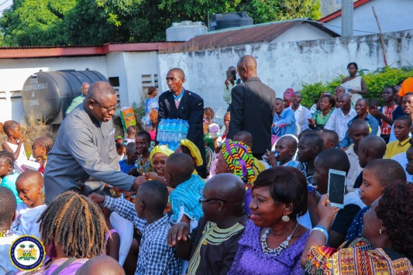 President Julius Maada Bio gives a Christmas treat, dines with 800 disadvantaged kids at State House