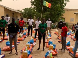 IMG_SEED COVID19 FATOU KONARE in MIDDLE OF SEED TEAM AT SCHOOL TIVAOUNE.jpg