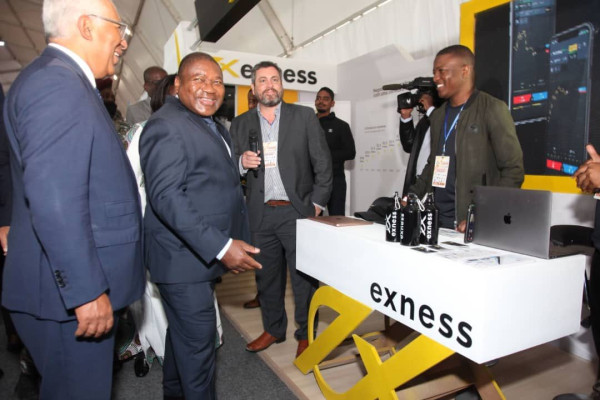 Mozambique President Nyusi and Prime Minister Costa of Portugal visit Exness booth at Maputo International Trade Fair (FACIM)