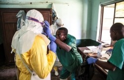 s300_Ebola_health_workers_get_ready_to_attend_to_suspected_Ebola_patients__DRC_Unicef.jpg