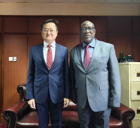 Ambassador Du Xiaohui Meets with Dr. Oliver Kalabo, Deputy Secretary to the Cabinet of Zambia