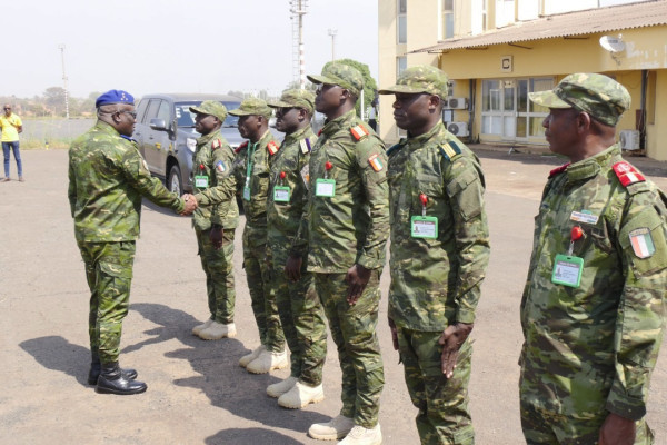 Casques Blancs Ivoiriens en Guinee Bissau : Le Chef D’etat-Major General des Armees, le General Lassina Doumbia, S’enquiert des Conditions de Deploiement de ses 50 Soldats