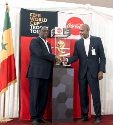 Président de la République du Sénégal S.E. M Macky Sall et Rocky Findley, Directeur Général de Coca-