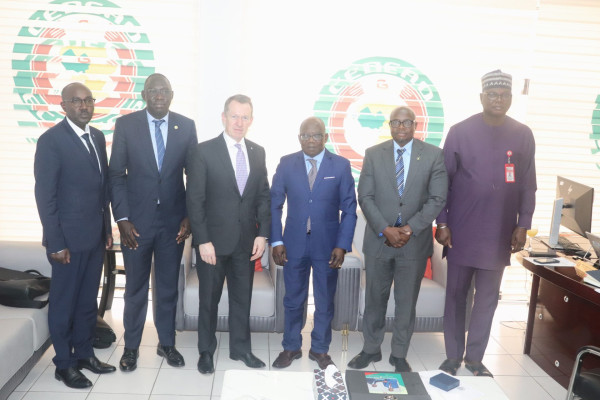 La Comunidad Económica de los Estados de África Occidental (ECOWAS) y la Organización Internacional de Policía Criminal (INTERPOL) discuten la cooperación en los desafíos de seguridad en la región