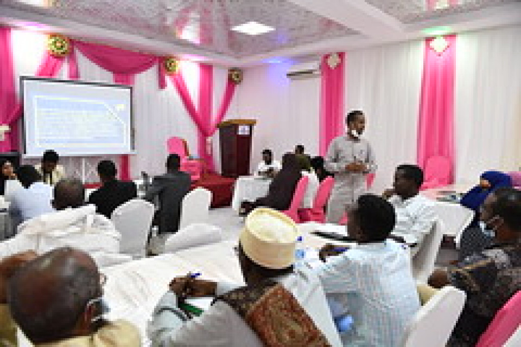 Residents of Mogadishu and surrounding areas meet for peacebuilding dialogue