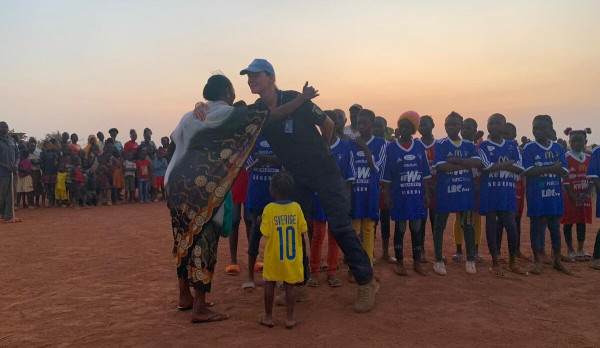 United Nations Mission in South Sudan (UNMISS) police officer from Sweden initiates fundraiser, hands over sports gear to hundreds of youths