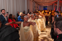 Massamba, illustre chanteur rwandais, accompagné de sa troupe Hoba Massamba .jpg